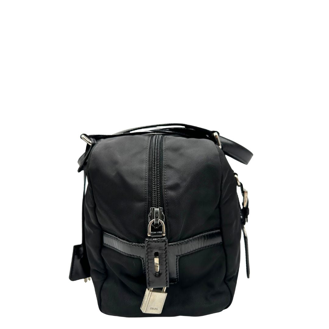 lato Borsa Prada in nylon nero con finiture in pelle tono su tono e parti metalliche argentate; munita di doppi manici e accessorio porta address, di lusso, originale, ottime condizioni, usata. 