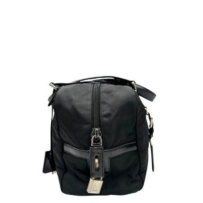 lato Borsa Prada in nylon nero con finiture in pelle tono su tono e parti metalliche argentate; munita di doppi manici e accessorio porta address, di lusso, originale, ottime condizioni, usata. 