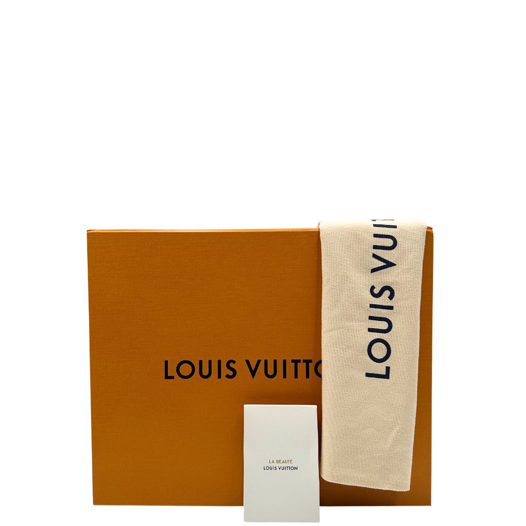 Corredo di uno zaino LV in canvas marrone monogram con finiture in vacchetta naturale e parti metalliche dorate; munito di due bretelle regolabili.