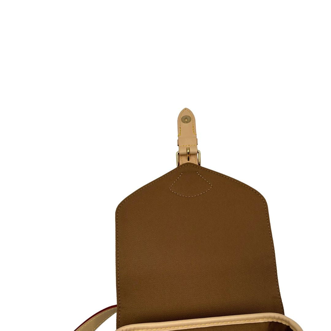 Parte interna della patta di uno zaino LV in canvas marrone monogram con finiture in vacchetta naturale e parti metalliche dorate; munito di due bretelle regolabili. Full set.