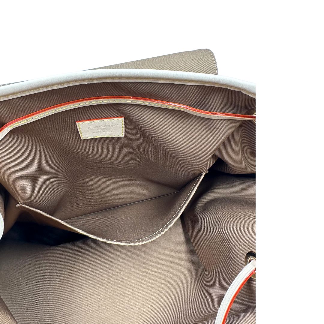 Interno di uno zaino LV in canvas marrone monogram con finiture in vacchetta naturale e parti metalliche dorate; munito di due bretelle regolabili. Full set.