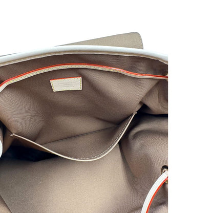 Interno di uno zaino LV in canvas marrone monogram con finiture in vacchetta naturale e parti metalliche dorate; munito di due bretelle regolabili. Full set.