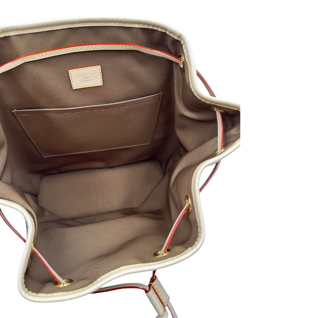 Interno di uno zaino LV in canvas marrone monogram con finiture in vacchetta naturale e parti metalliche dorate; munito di due bretelle regolabili. Full set.