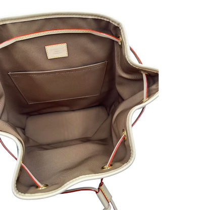 Interno di uno zaino LV in canvas marrone monogram con finiture in vacchetta naturale e parti metalliche dorate; munito di due bretelle regolabili. Full set.