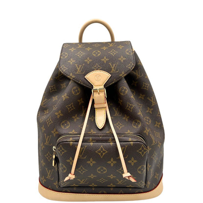 Front di uno zaino LV in canvas marrone monogram con finiture in vacchetta naturale e parti metalliche dorate; munito di due bretelle regolabili. Full set.