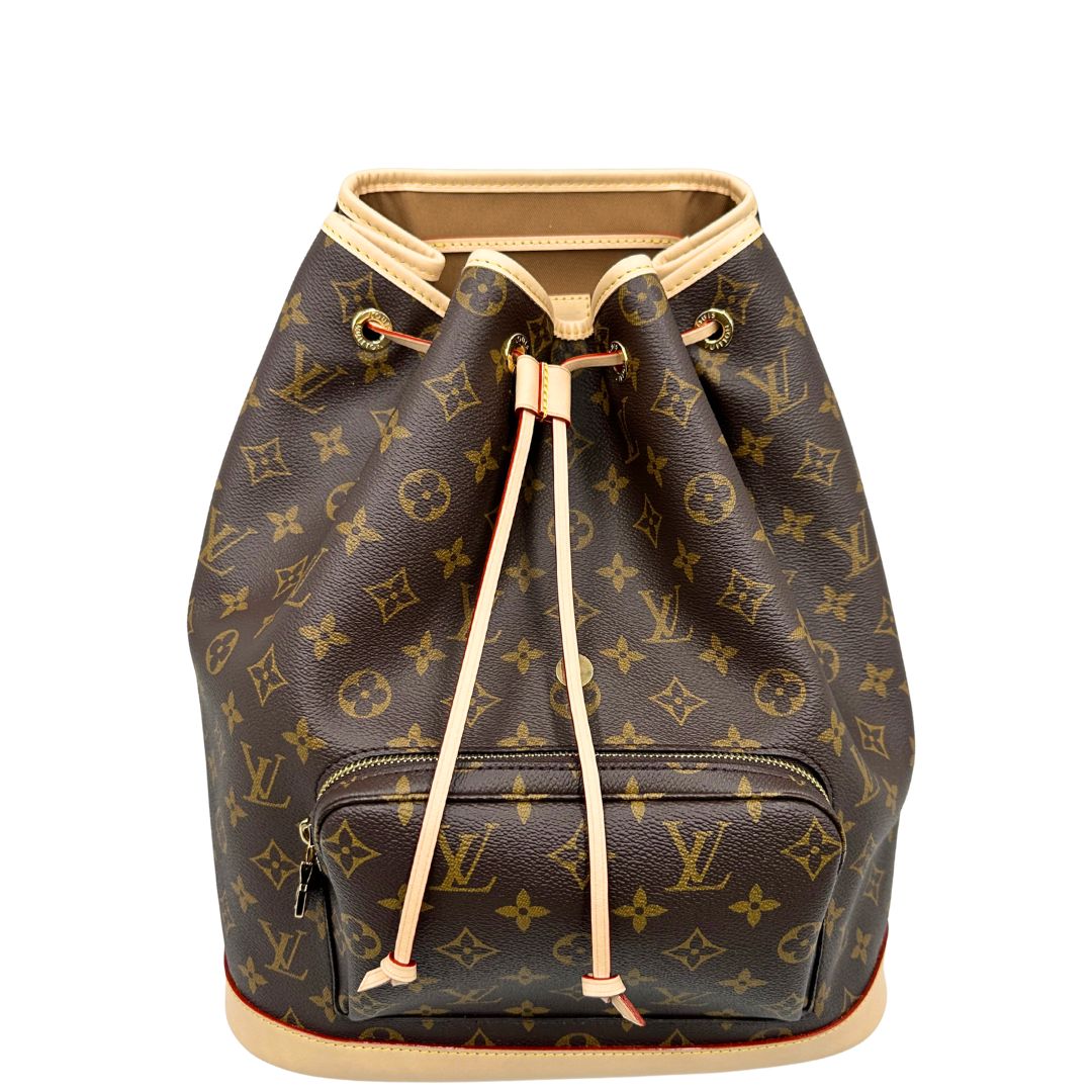 Front di uno zaino LV in canvas marrone monogram con finiture in vacchetta naturale e parti metalliche dorate; munito di due bretelle regolabili. Full set.