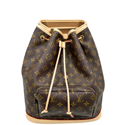 Front di uno zaino LV in canvas marrone monogram con finiture in vacchetta naturale e parti metalliche dorate; munito di due bretelle regolabili. Full set.