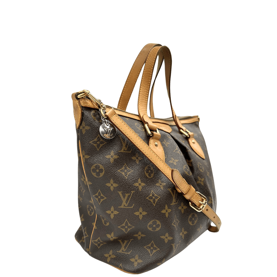 Elegante borsa Louis Vuitton Palermo PM in tela Monogram, dotata di manici e tracolla regolabile in vacchetta naturale. Un'icona di stile e praticità per un look sofisticato.