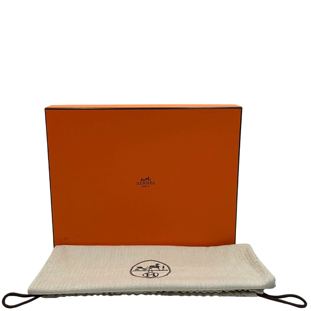 Corredo di una borsa Hermès caratterizzata da un corpo in pelle Epsom color Rouge Casaque, un manico superiore e una tracolla piatta rimovibile e non regolabile; da portare a mano o a tracolla.