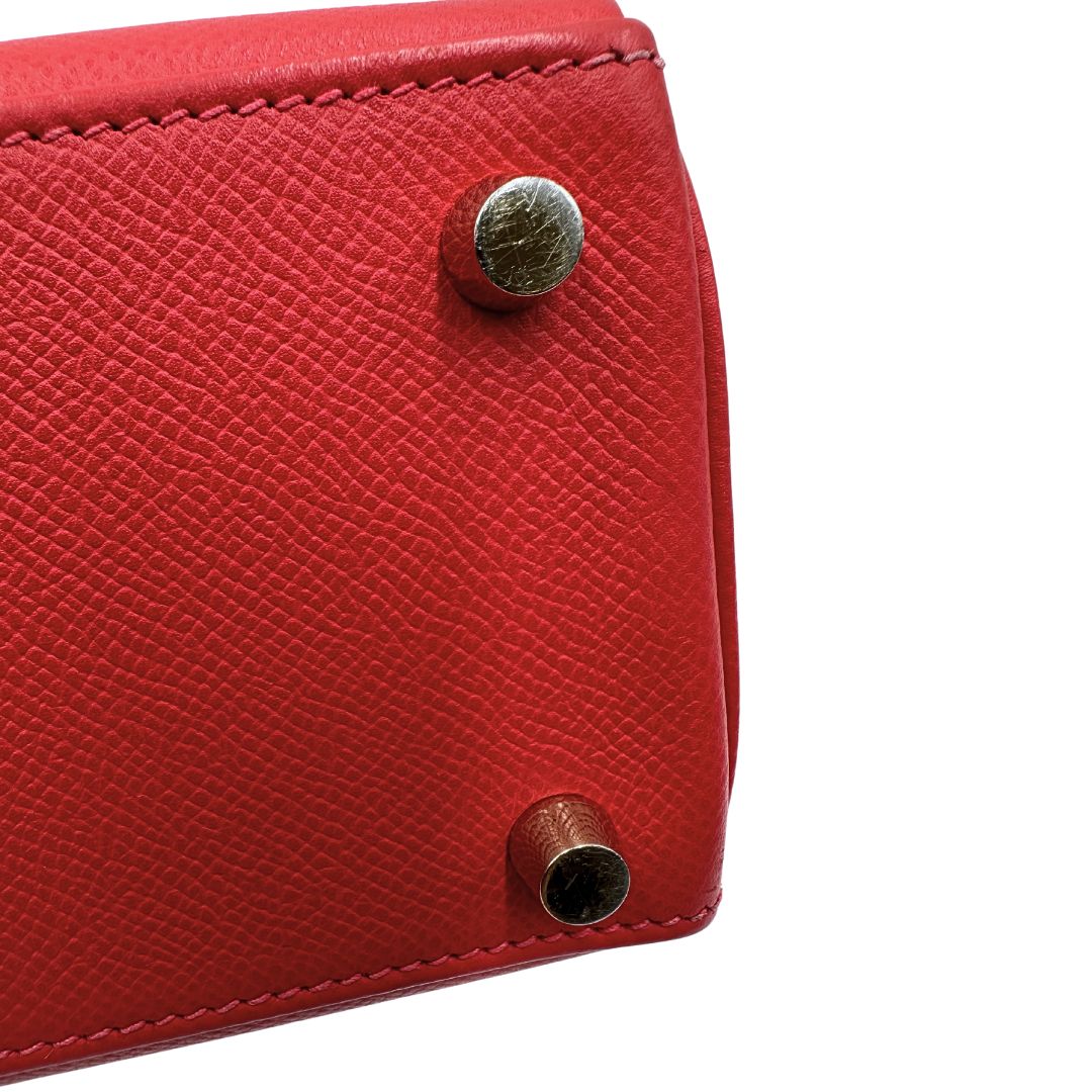 Base di una borsa Hermès caratterizzata da un corpo in pelle Epsom color Rouge Casaque, un manico superiore e una tracolla piatta rimovibile e non regolabile; da portare a mano o a tracolla. Completa di full set.