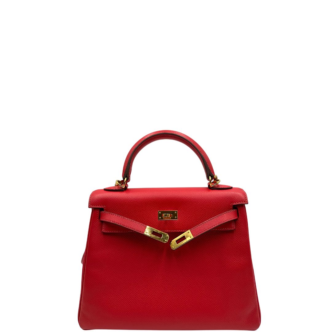 Front di una borsa Hermès caratterizzata da un corpo in pelle Epsom color Rouge Casaque, un manico superiore e una tracolla piatta rimovibile e non regolabile; da portare a mano o a tracolla. Completa di full set.