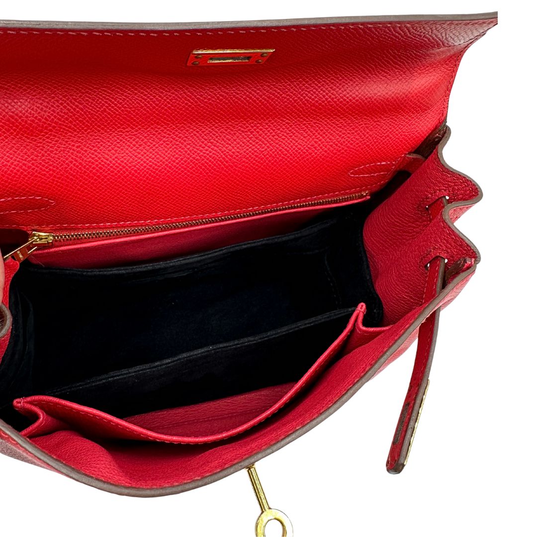 Interno di una borsa Hermès caratterizzata da un corpo in pelle Epsom color Rouge Casaque, un manico superiore e una tracolla piatta rimovibile e non regolabile; da portare a mano o a tracolla. Completa di full set.