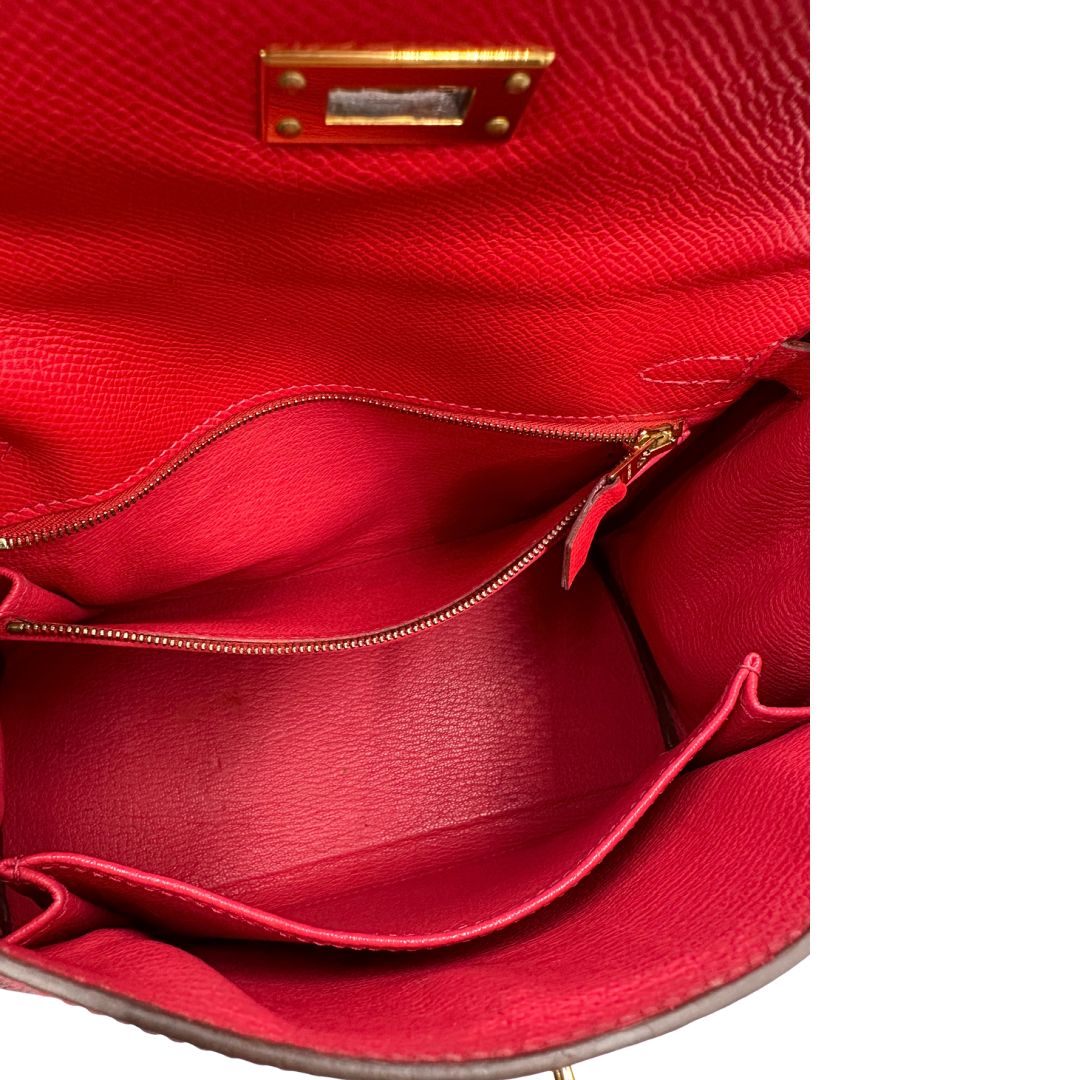 Interno di una borsa Hermès caratterizzata da un corpo in pelle Epsom color Rouge Casaque, un manico superiore e una tracolla piatta rimovibile e non regolabile; da portare a mano o a tracolla. Completa di full set.