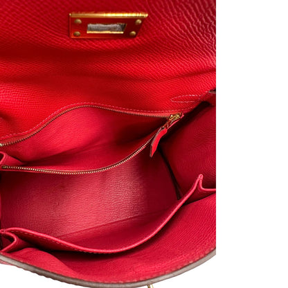 Interno di una borsa Hermès caratterizzata da un corpo in pelle Epsom color Rouge Casaque, un manico superiore e una tracolla piatta rimovibile e non regolabile; da portare a mano o a tracolla. Completa di full set.