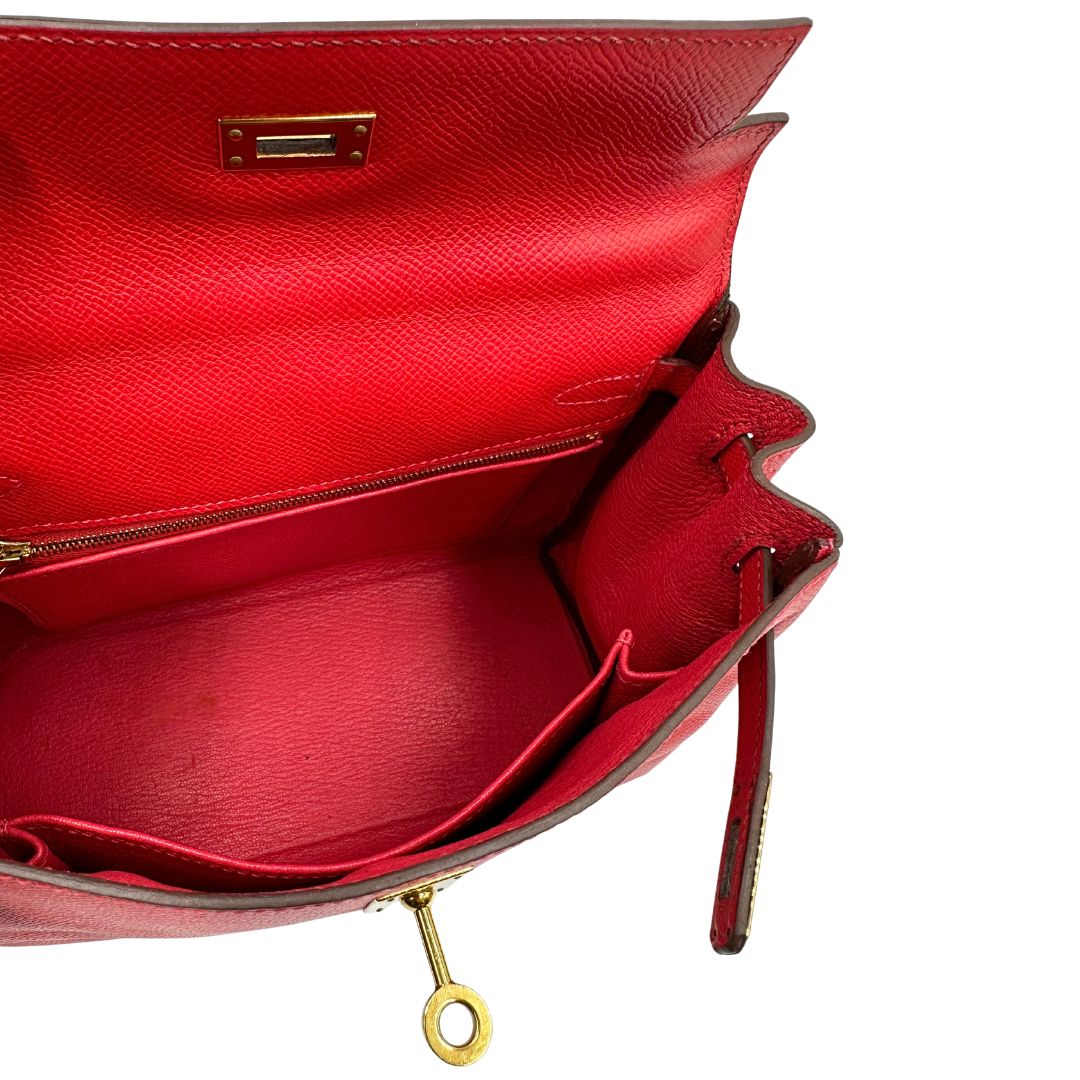Interno di una borsa Hermès caratterizzata da un corpo in pelle Epsom color Rouge Casaque, un manico superiore e una tracolla piatta rimovibile e non regolabile; da portare a mano o a tracolla. Completa di full set.