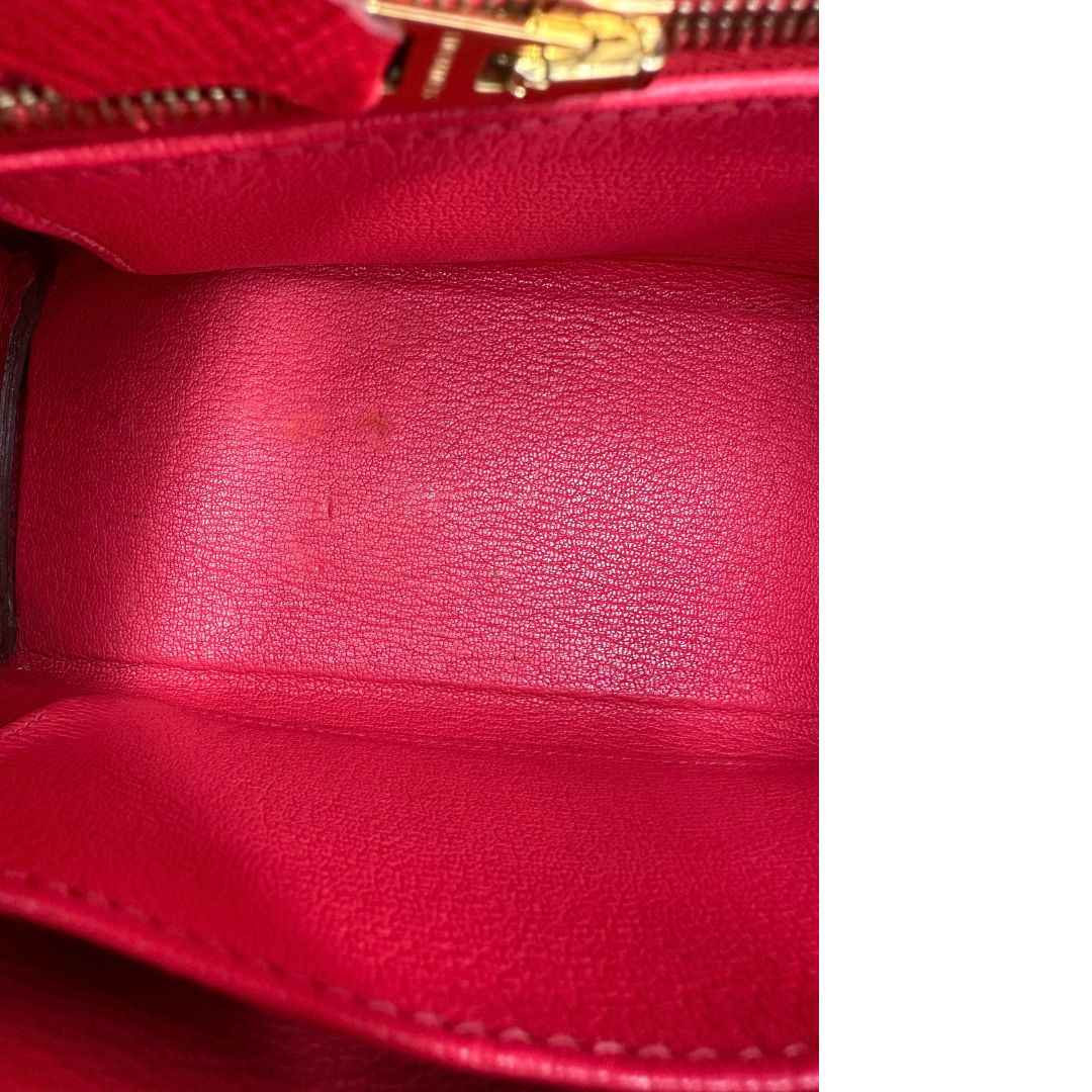 Interno di una borsa Hermès caratterizzata da un corpo in pelle Epsom color Rouge Casaque, un manico superiore e una tracolla piatta rimovibile e non regolabile; da portare a mano o a tracolla. Completa di full set.