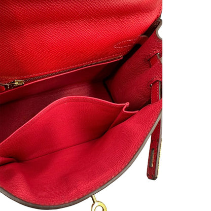 Interno di una borsa Hermès caratterizzata da un corpo in pelle Epsom color Rouge Casaque, un manico superiore e una tracolla piatta rimovibile e non regolabile; da portare a mano o a tracolla. Completa di full set.