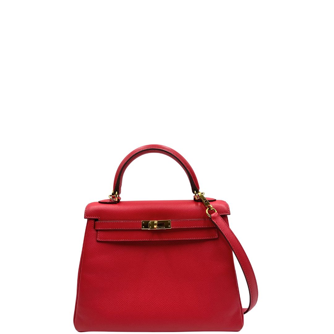 Front di una borsa Hermès caratterizzata da un corpo in pelle Epsom color Rouge Casaque, un manico superiore e una tracolla piatta rimovibile e non regolabile; da portare a mano o a tracolla. Completa di full set.