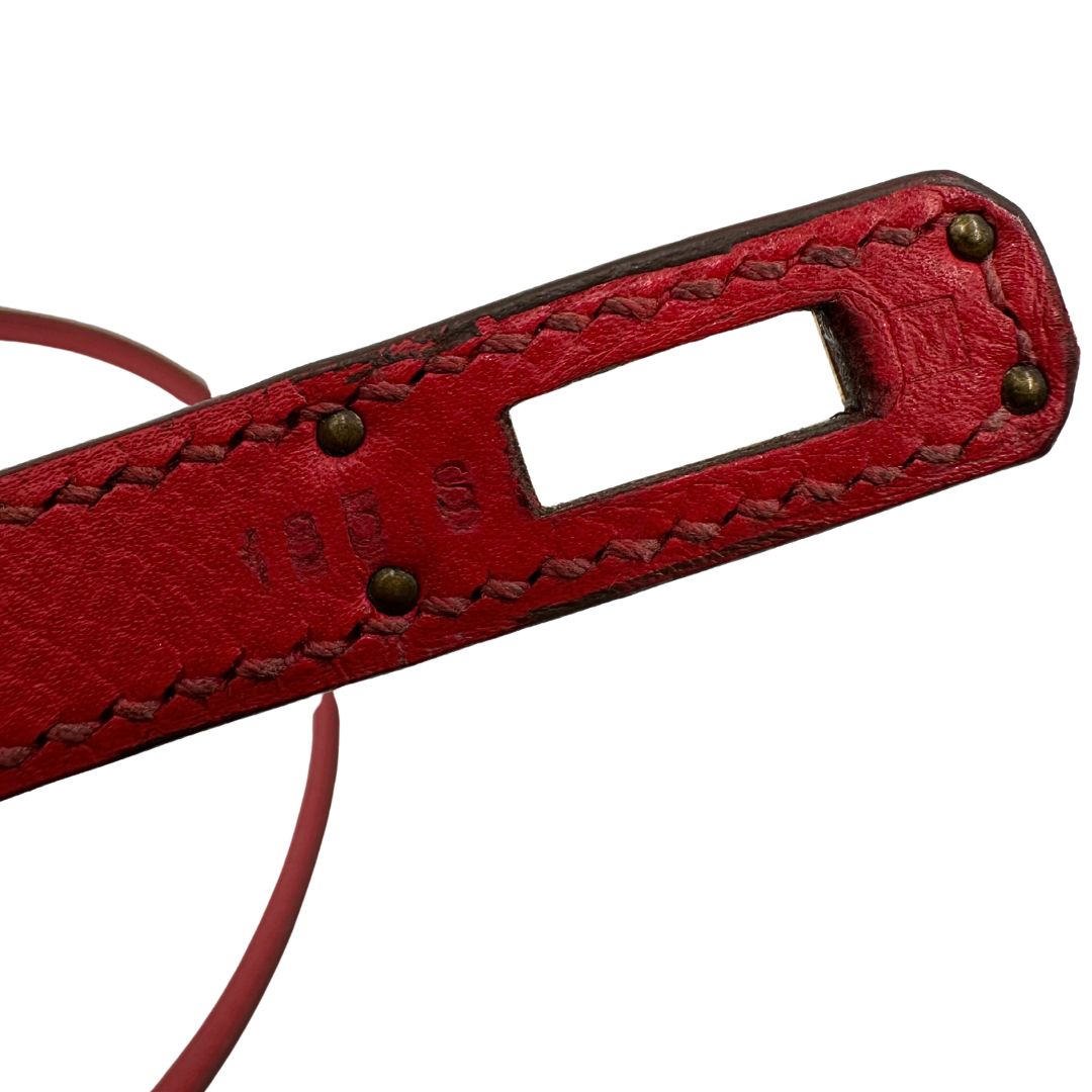 Incisione di una borsa Hermès caratterizzata da un corpo in pelle Epsom color Rouge Casaque, un manico superiore e una tracolla piatta rimovibile e non regolabile; da portare a mano o a tracolla. Completa di full set.