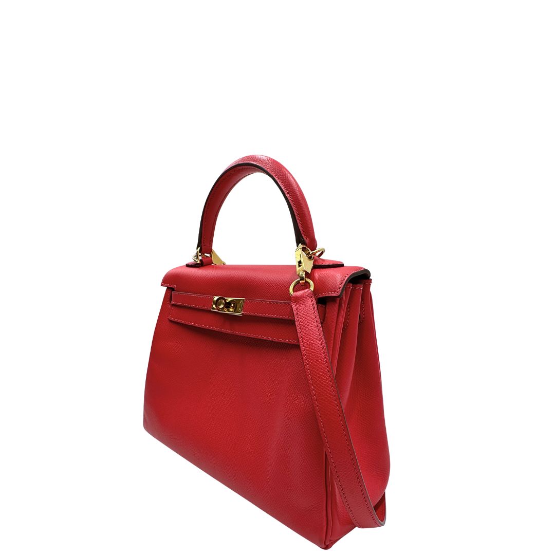 Laterale destro di una borsa Hermès caratterizzata da un corpo in pelle Epsom color Rouge Casaque, un manico superiore e una tracolla piatta rimovibile e non regolabile; da portare a mano o a tracolla. Completa di full set.