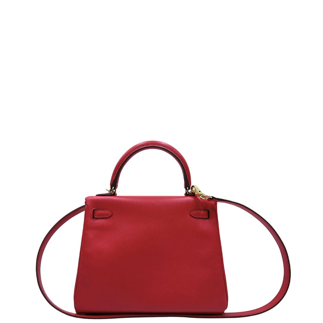 Retro di una borsa Hermès caratterizzata da un corpo in pelle Epsom color Rouge Casaque, un manico superiore e una tracolla piatta rimovibile e non regolabile; da portare a mano o a tracolla. Completa di full set.