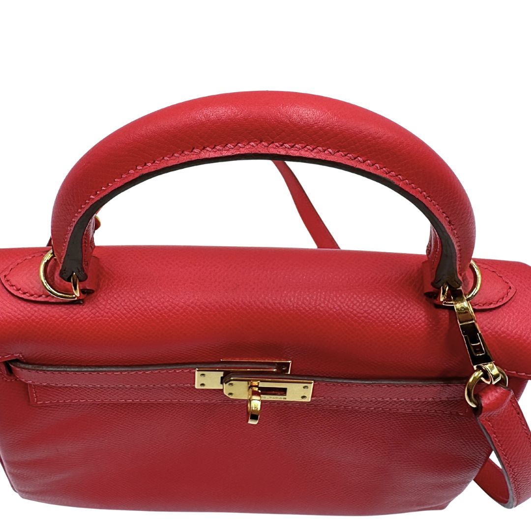 Manico di una borsa Hermès caratterizzata da un corpo in pelle Epsom color Rouge Casaque, un manico superiore e una tracolla piatta rimovibile e non regolabile; da portare a mano o a tracolla. Completa di full set.