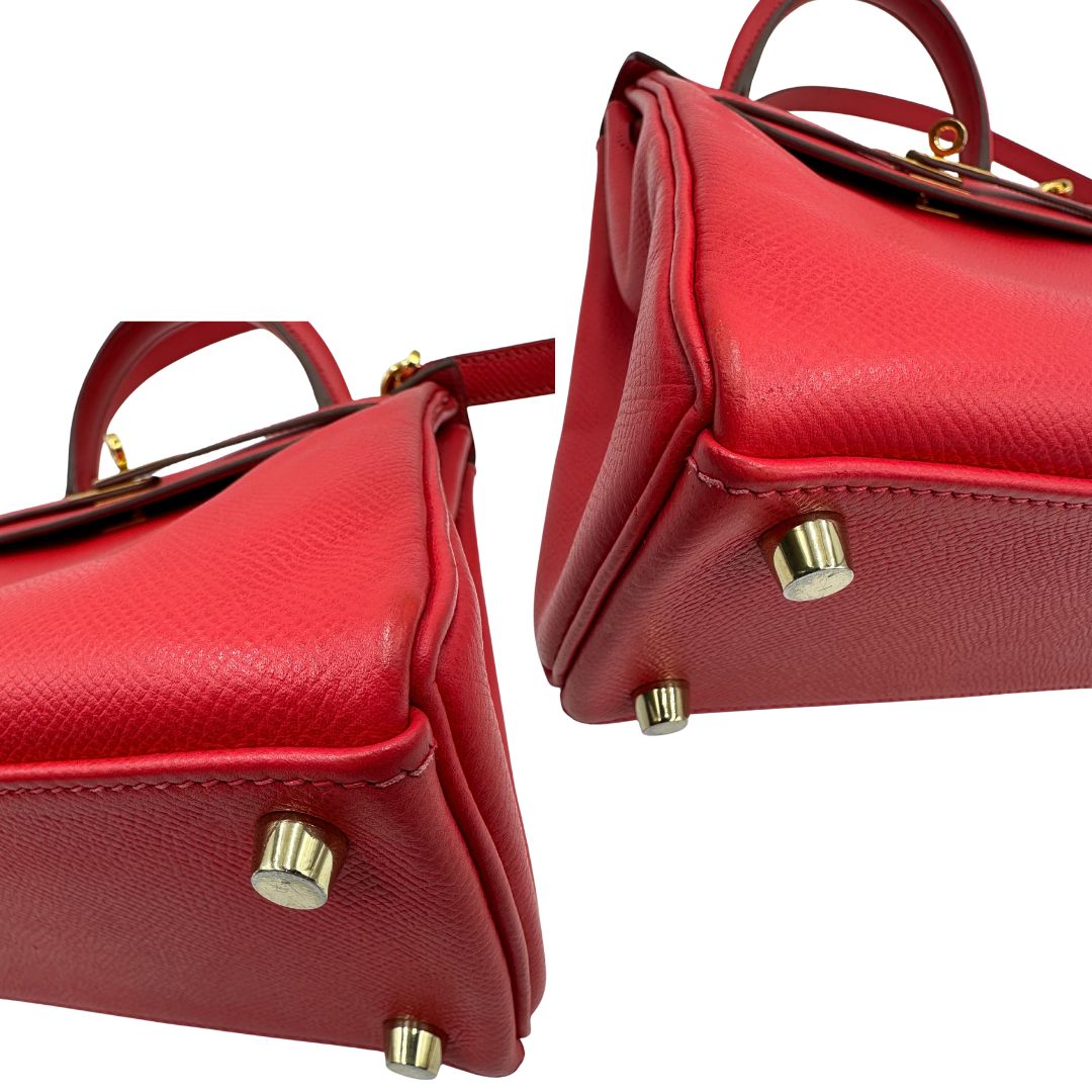 Angoli di una borsa Hermès caratterizzata da un corpo in pelle Epsom color Rouge Casaque, un manico superiore e una tracolla piatta rimovibile e non regolabile; da portare a mano o a tracolla. Completa di full set.