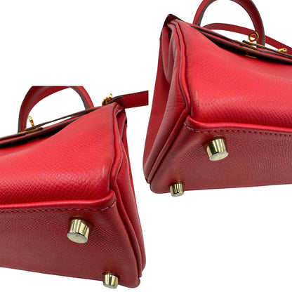 Angoli di una borsa Hermès caratterizzata da un corpo in pelle Epsom color Rouge Casaque, un manico superiore e una tracolla piatta rimovibile e non regolabile; da portare a mano o a tracolla. Completa di full set.