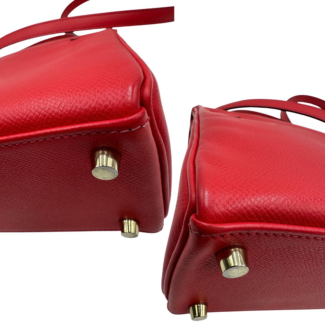 Angoli di una borsa Hermès caratterizzata da un corpo in pelle Epsom color Rouge Casaque, un manico superiore e una tracolla piatta rimovibile e non regolabile; da portare a mano o a tracolla. Completa di full set.