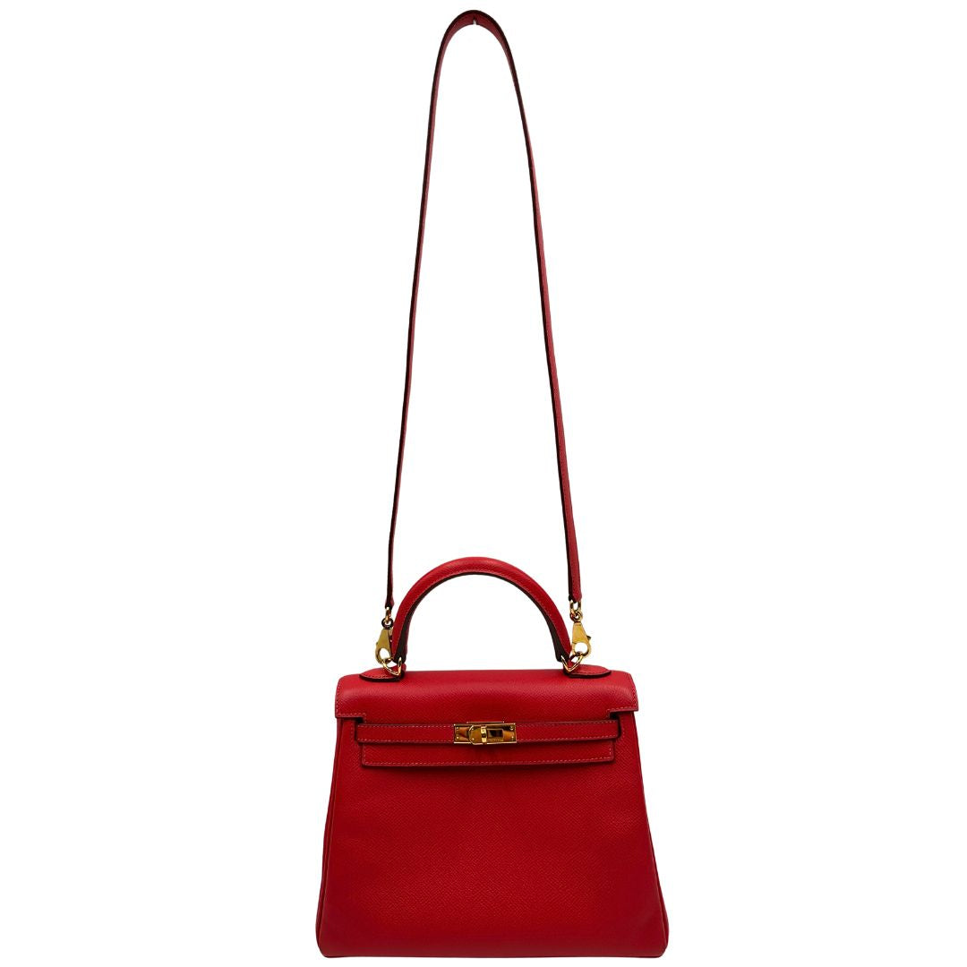 Front di una borsa Hermès caratterizzata da un corpo in pelle Epsom color Rouge Casaque, un manico superiore e una tracolla piatta rimovibile e non regolabile; da portare a mano o a tracolla. Completa di full set.