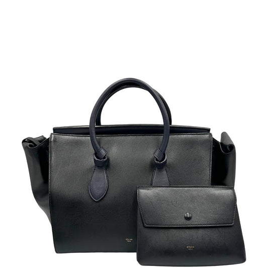 Front di una borsa Céline in pelle nera con finiture in pelle blu notte e parti metalliche dorate. Munita di pochette estraibile e dustbag.