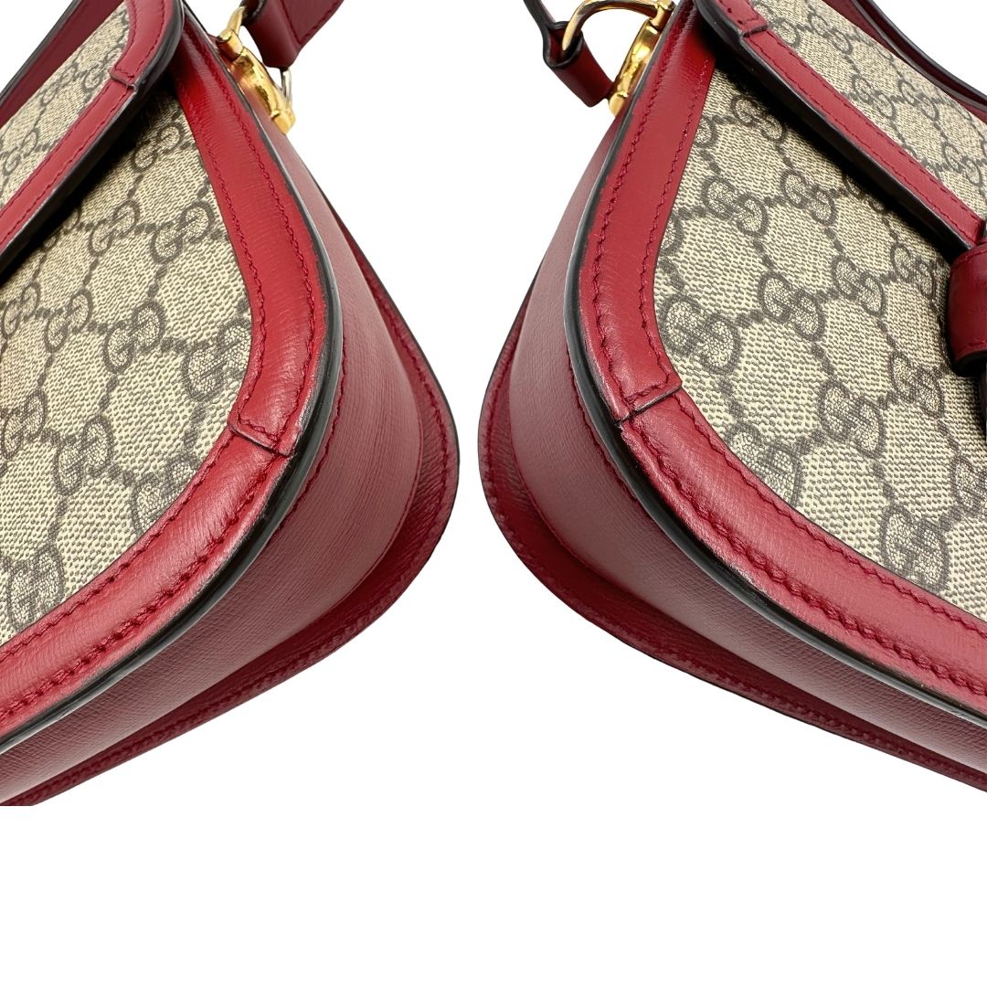 angoli  Borsa Gucci in canvas GG e finiture in pelle color amarena con dettaglio Horsebit sulla chiusura, di lusso, originale, ottime condizioni, usata 