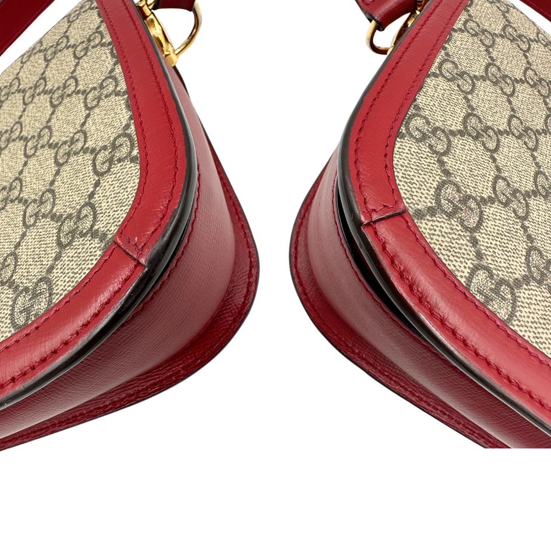 angoli  Borsa Gucci in canvas GG e finiture in pelle color amarena con dettaglio Horsebit sulla chiusura, di lusso, originale, ottime condizioni, usata 