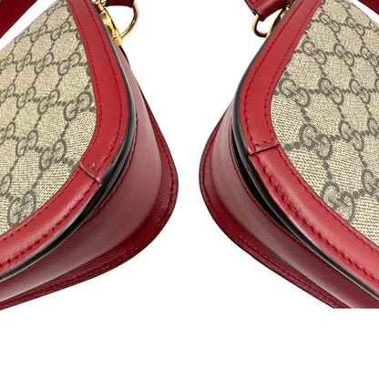 angoli  Borsa Gucci in canvas GG e finiture in pelle color amarena con dettaglio Horsebit sulla chiusura, di lusso, originale, ottime condizioni, usata 