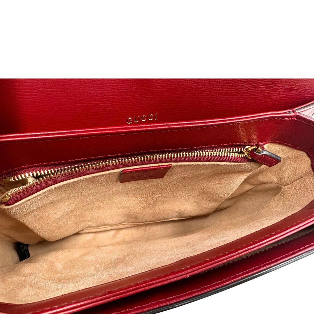 interno  Borsa Gucci in canvas GG e finiture in pelle color amarena con dettaglio Horsebit sulla chiusura, di lusso, originale, ottime condizioni, usata 