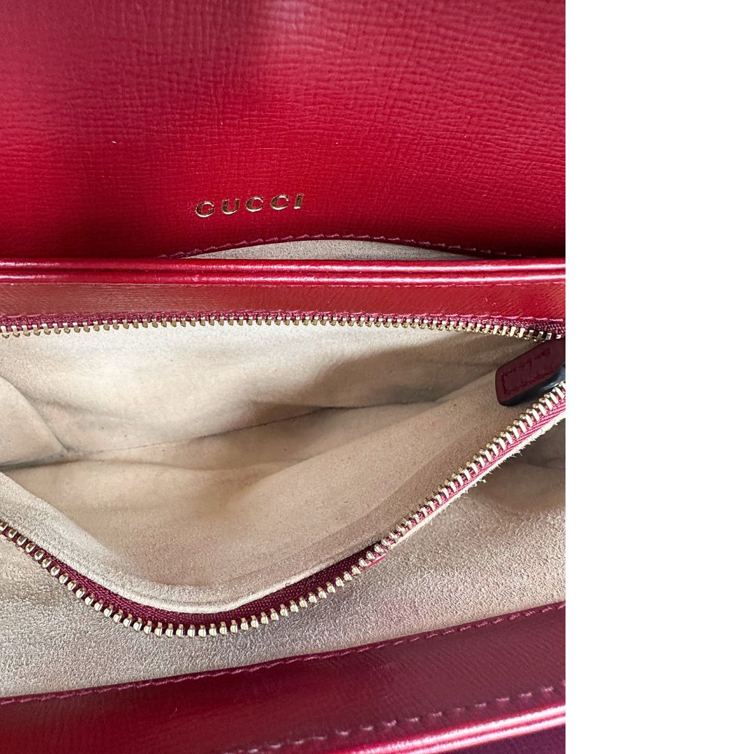 interno  Borsa Gucci in canvas GG e finiture in pelle color amarena con dettaglio Horsebit sulla chiusura, di lusso, originale, ottime condizioni, usata 