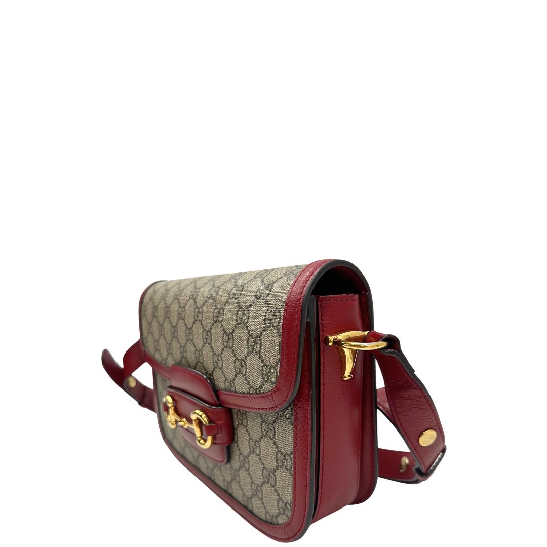  lato  Borsa Gucci in canvas GG e finiture in pelle color amarena con dettaglio Horsebit sulla chiusura, di lusso, originale, ottime condizioni, usata 