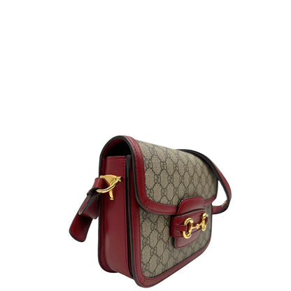 lato  Borsa Gucci in canvas GG e finiture in pelle color amarena con dettaglio Horsebit sulla chiusura, di lusso, originale, ottime condizioni, usata 