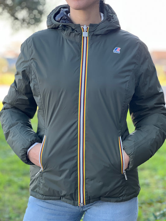 Piumino K-Way reversibile in 100% poliammide, verde oliva dal lato liscio e nero dal lato trapuntato.