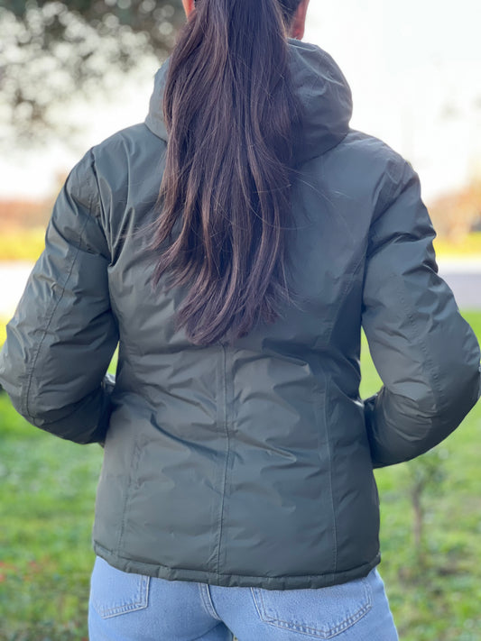 Piumino K-Way reversibile in 100% poliammide, verde oliva dal lato liscio e nero dal lato trapuntato.