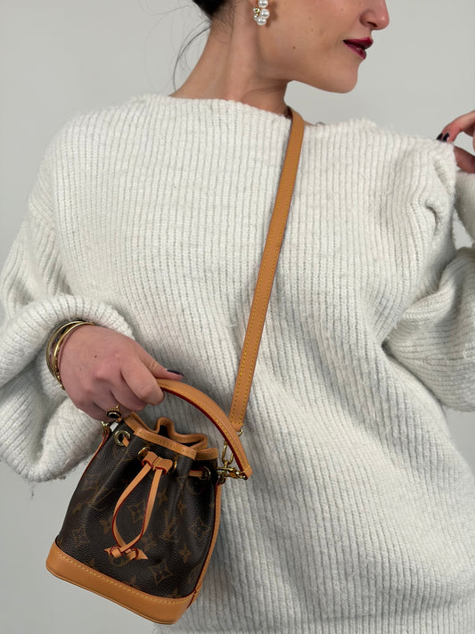 Indossato, Noé LV Realizzato in tela Monogram con finiture in pelle di vacchetta naturale. Indossabile a mano oppure a tracolla. Originale, usato, di lusso, in ottime condizioni.