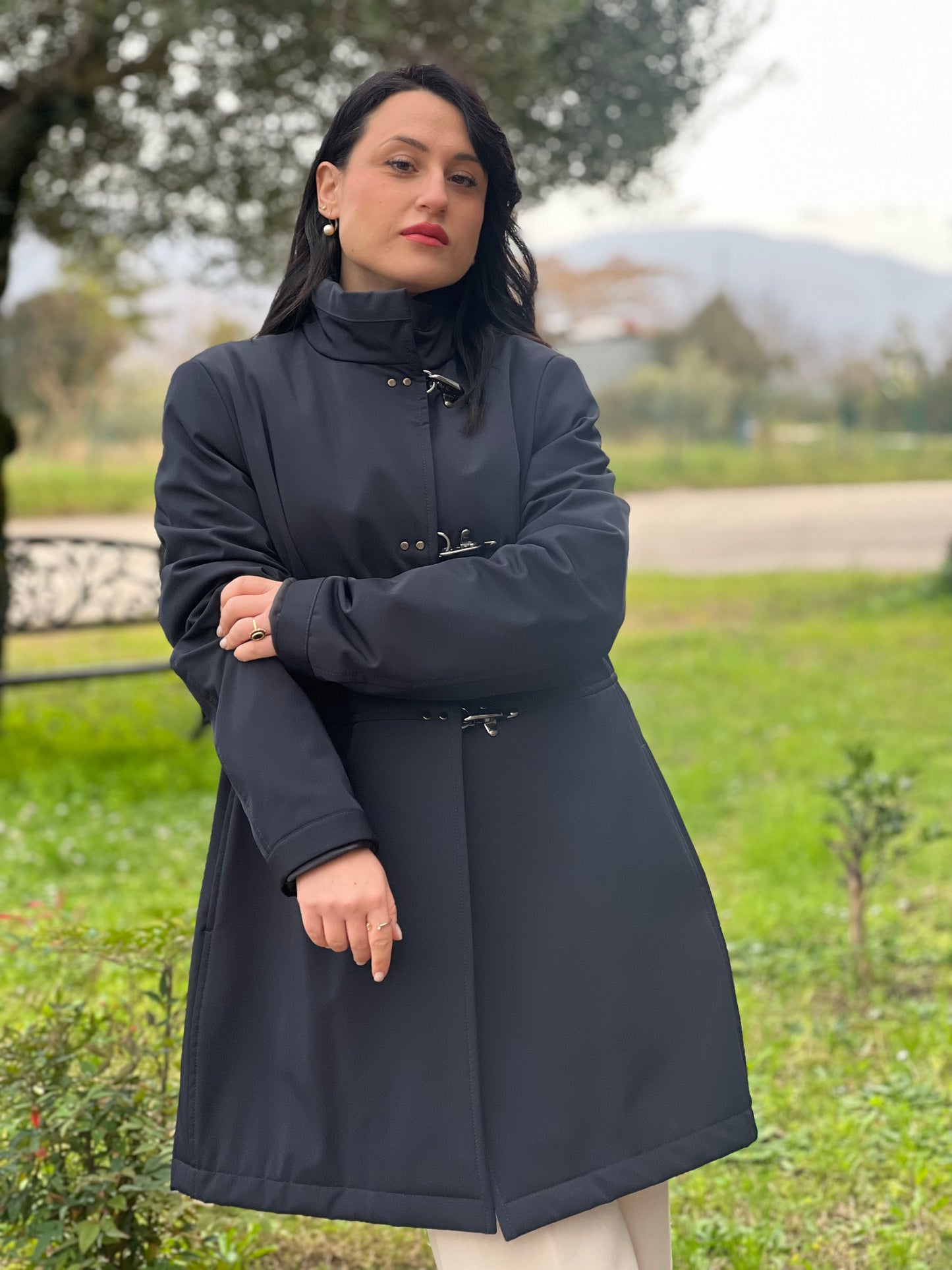 Ragazza che indossa un giubbino Fay in 93% poliestere e 7% elastan blu navy, con iconici ganci Fay per la chiusura.