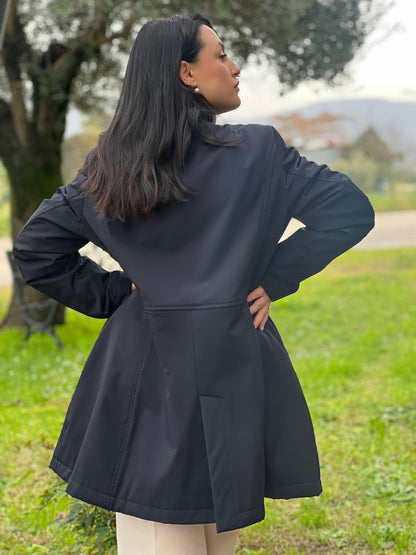 Ragazza che indossa un giubbino Fay in 93% poliestere e 7% elastan blu navy, con iconici ganci Fay per la chiusura.