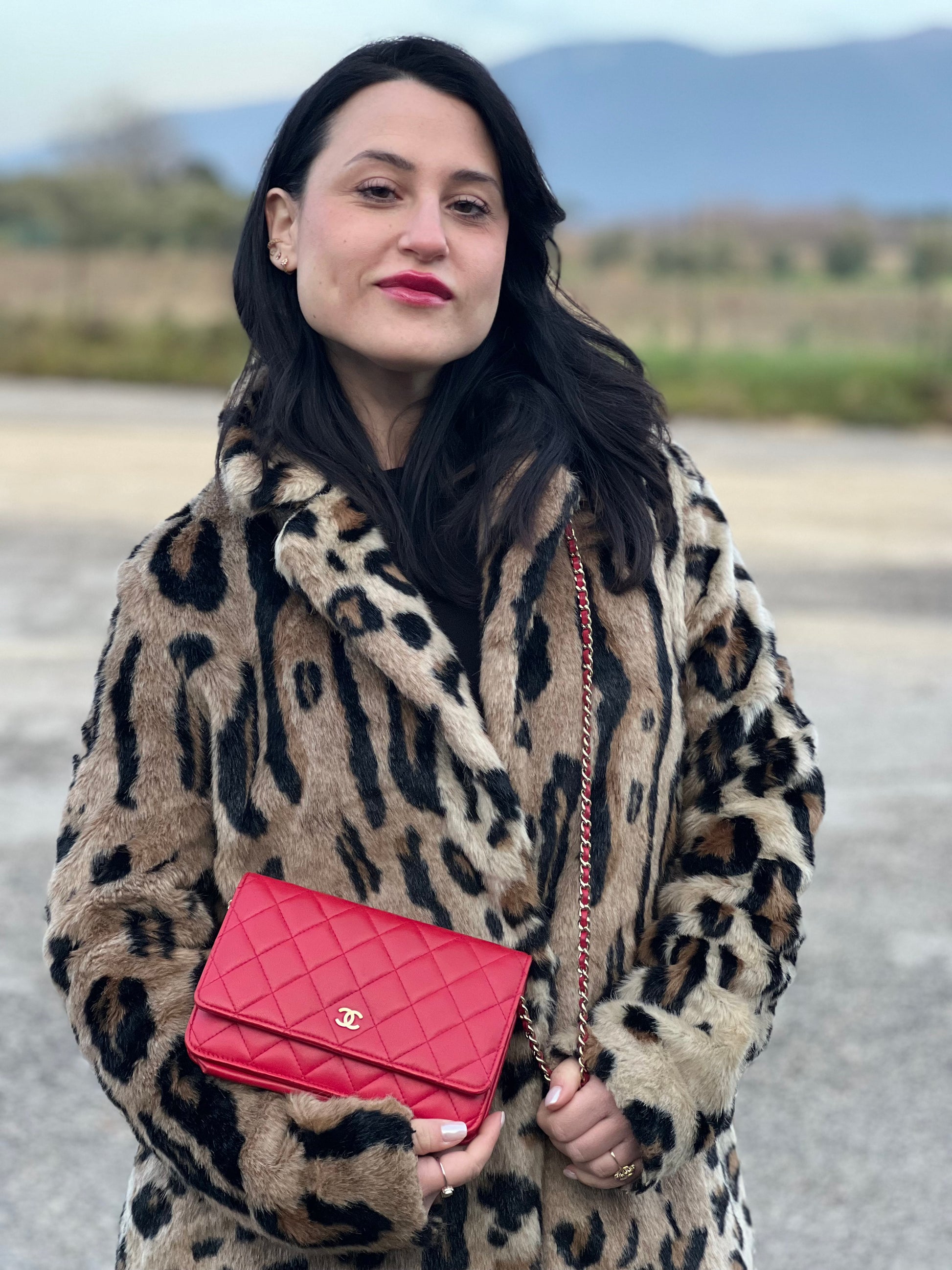 indossata Borsa Chanel in pelle rossa con parti metalliche dorate; impreziosita da logo CC sul front e munita di una tracolla in catena e pelle. Completa di scatola, di lusso, originale, ottime condizioni, usata.