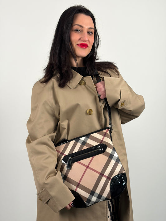 indossata Borsa a tracolla Burberry in canvas tartan e finiture nere lucide, di lusso, originale, ottime condizioni, usata. 