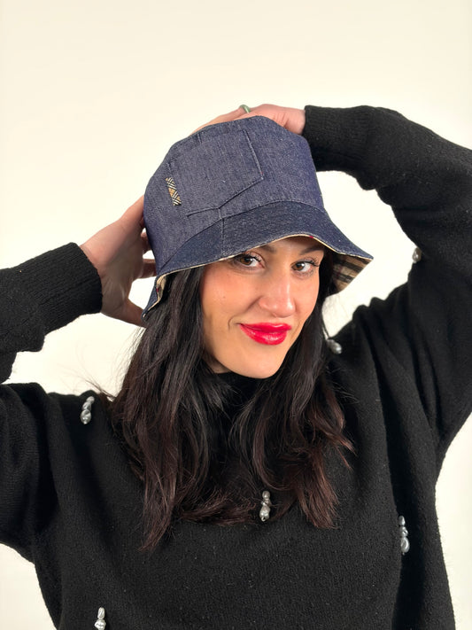  Cappello Burberry reversibile in tessuto denim blu e tessuto beige trama tartan, di lusso, originale, ottime condizioni, usato.