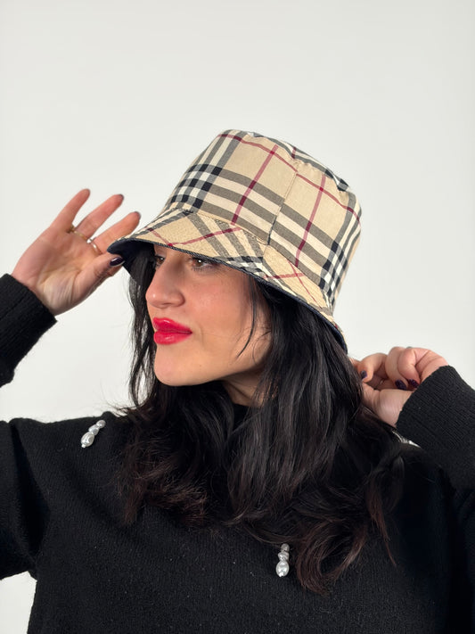  Cappello Burberry reversibile in tessuto denim blu e tessuto beige trama tartan, di lusso, originale, ottime condizioni, usato.