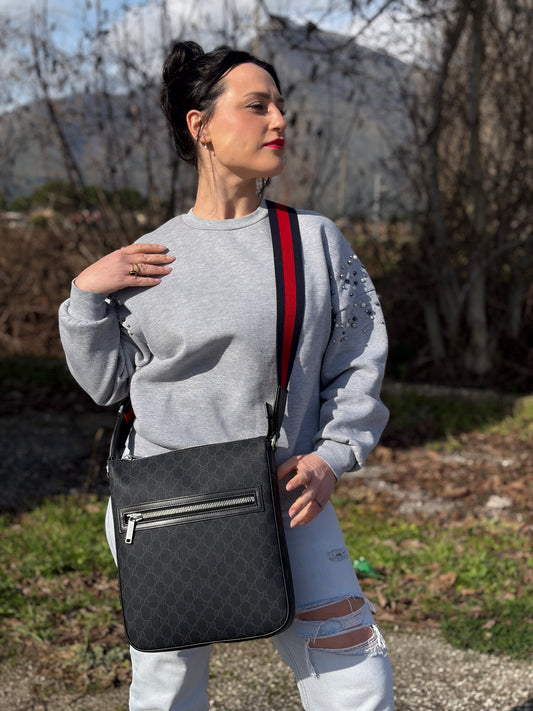 indossata  Borsa Gucci in canvas GG grigio antracite con parti metalliche argentate; munita di una tracolla Web rossa e blu regolabile. Completa di dustbag, di lusso, originale, ottime condizioni, usata. 