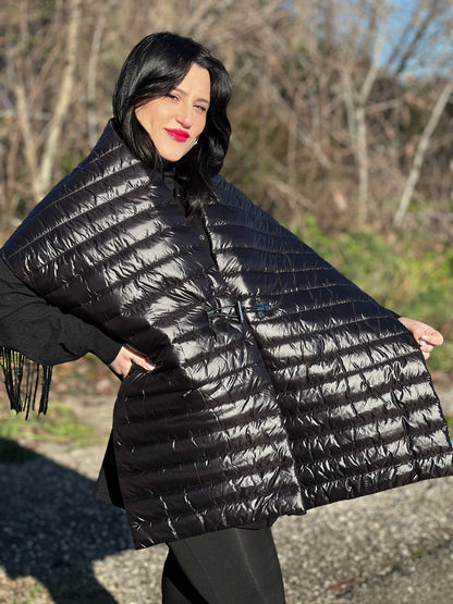 Ragazza che indossa un piumino copri spalle Fay in 100% poliammide nero trapuntato con parti metalliche argentate, con chiusura elastica a gancio con barra e tasche con zip.