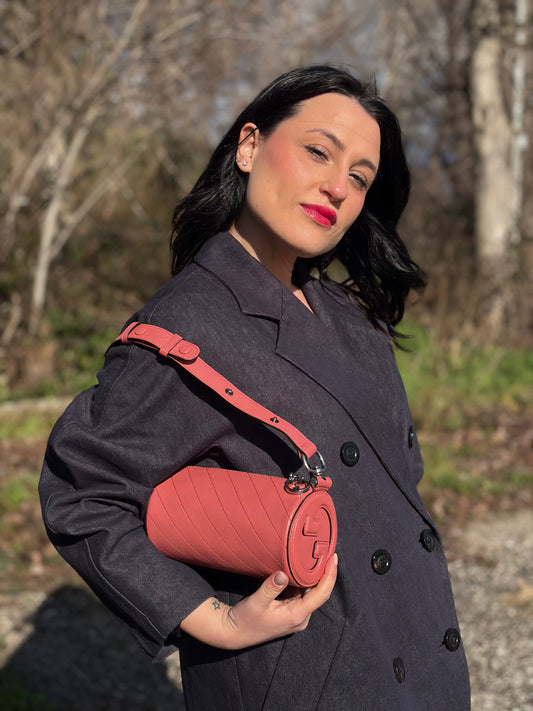 indossata Borsa Gucci in pelle rosa trapuntata con parti metalliche argentate, munita di un manico regolabile, indossabile a spalla. La borsa presenta una struttura geometrica ben definita che massimizza lo spazio interno pur mantenendo proporzioni eleganti. Completa di dustbag, di lusso, originale, eccellenti condizioni, usata.